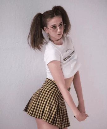 🌹 Я - креативная и страстная, готовая исполнить все твои желания и фантазии. В своей уютной квартире в Москве я создам атмосферу, в которой ты сможешь расслабиться и насладиться каждой минутой нашего встречи. У меня есть фото, чтобы ты мог оценить мою красоту и изящество. 💃
Мои услуги разнообразны и включают в себя все, что ты можешь себе представить. Я умею создавать атмосферу страсти и удовольствия, удовлетворяя тебя во всех отношениях. 💋
Мое мастерство и умение принести удовольствие подтверждают отзывы моих довольных клиентов. Они говорят, что со мной время летит незаметно, а каждая встреча оставляет особенные воспоминания. 🔥
Я живу в Москве и буду рада встретиться с тобой в любое время, чтобы сделать нашу встречу незабываемой и полной удовольствия. Со мной ты погрузишься в мир страсти и наслаждения. Не упусти возможность попробовать все, о чем ты давно мечтал. Жду твоего звонка. 💫 2187, 21 год